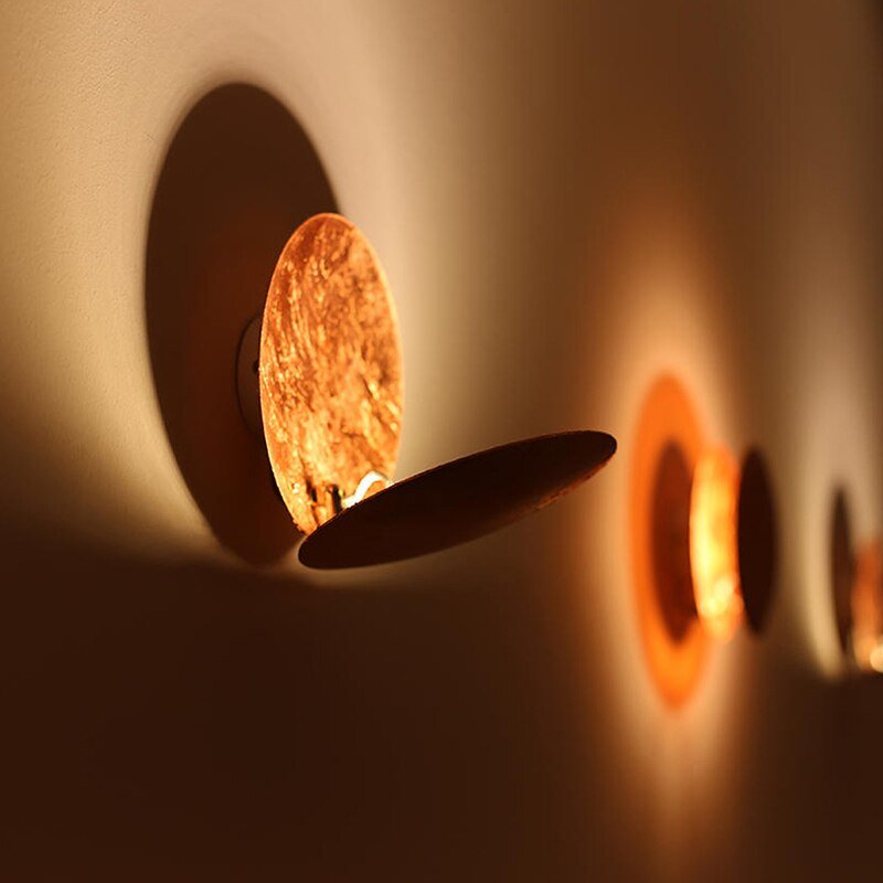 Moderne Wandlampe aus Kupfer, warmes Licht, runde Form, stilvolle Innenbeleuchtung.