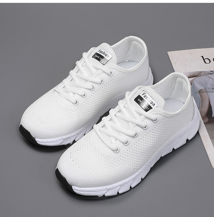 Weiße Sportschuhe aus Mesh, atmungsaktiv, rutschfeste Sohle, modisch, bequem.