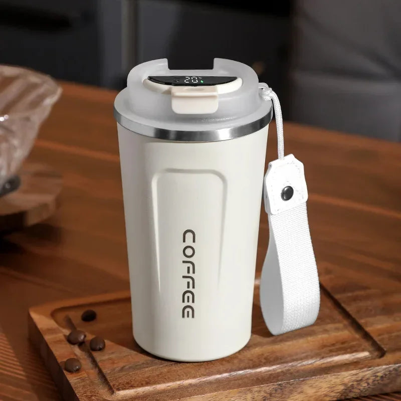 Weißer Thermobecher mit Deckel und Trageschlaufe, Edelstahl, für Kaffee unterwegs.