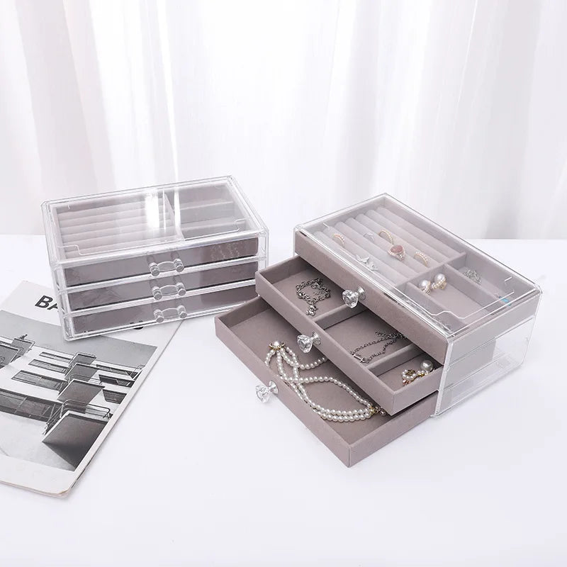 Klarer Acryl-Schmuck-Organizer mit Schubladen, ideal zur Aufbewahrung von Ringen und Halsketten.