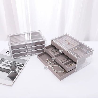 Klarer Acryl-Schmuck-Organizer mit Schubladen, ideal zur Aufbewahrung von Ringen und Halsketten.