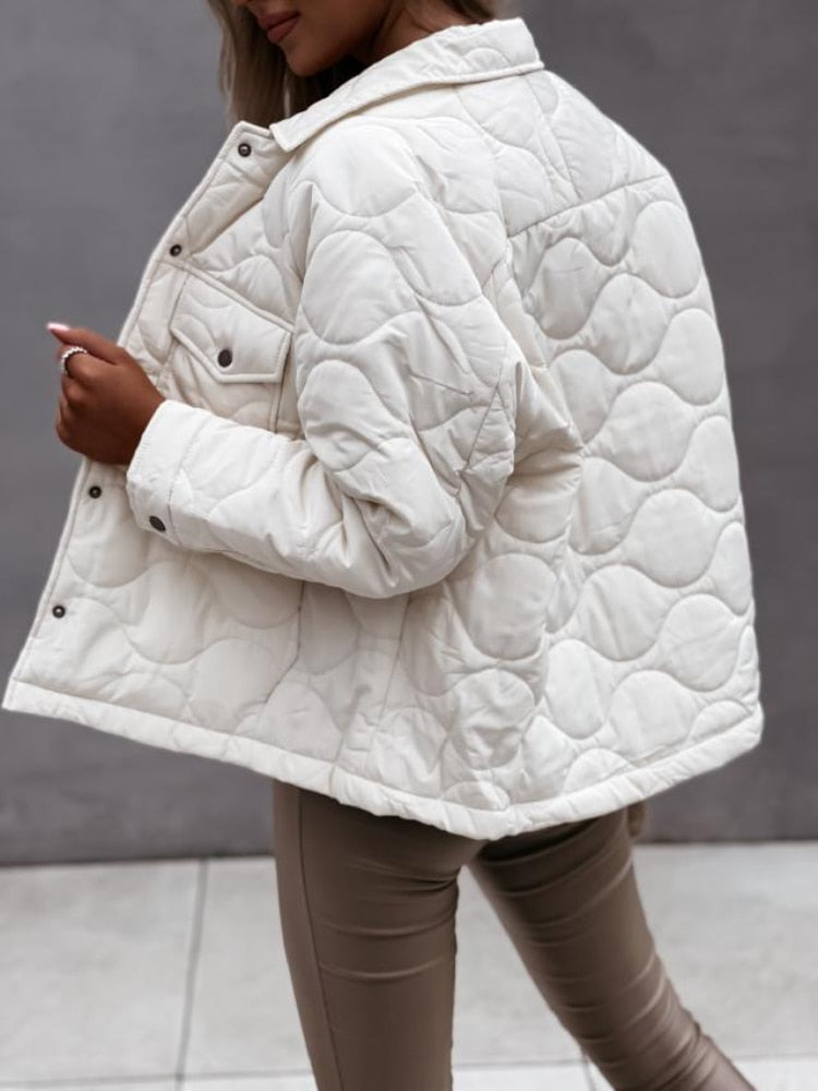 Weiße gesteppte Damenjacke, oversized, mit Knopfleiste, modisch, Herbstmode.