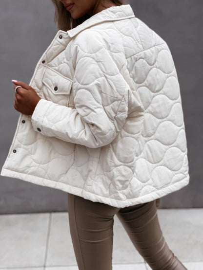 Weiße gesteppte Damenjacke, oversized, mit Knopfleiste, modisch, Herbstmode.