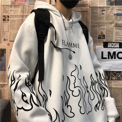 Weißer Hoodie mit Flammenmuster, schwarzem Rucksack und Zeitungshintergrund.