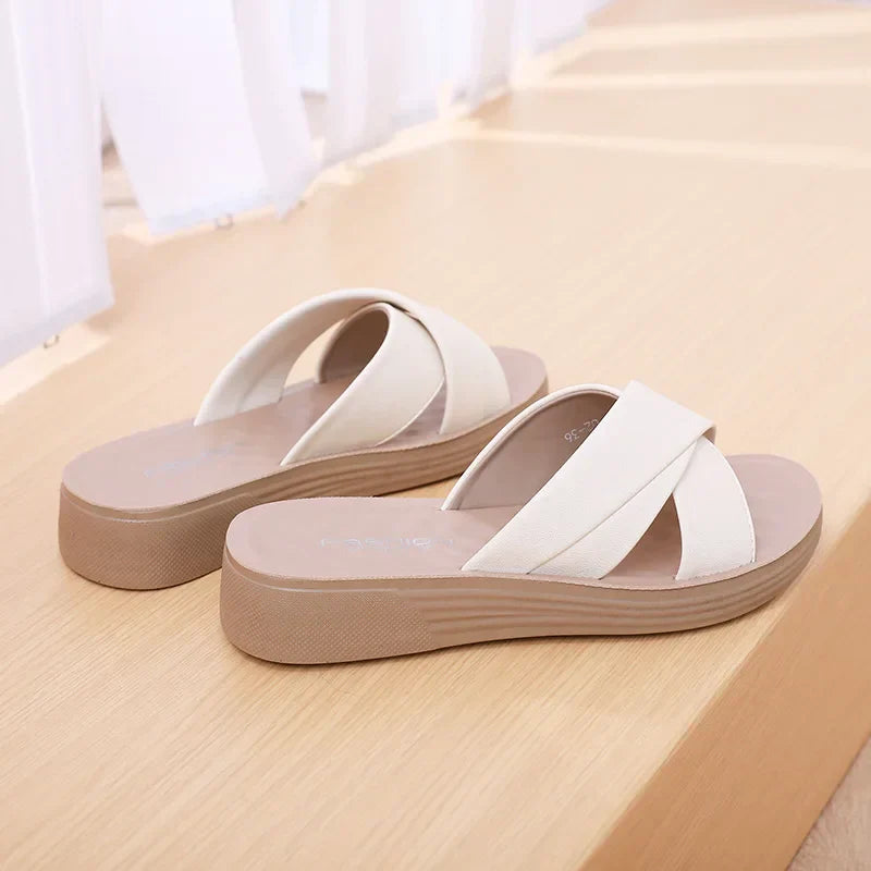 Damer Wedge-Slipper i läderimitation med öppen tåparti – Cassy