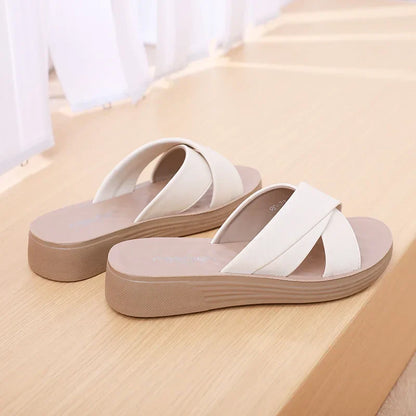 Damer Wedge-Slipper i läderimitation med öppen tåparti – Cassy