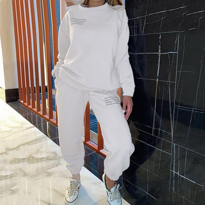 Frau in weißem Jogginganzug, lässig, modern, bequem, Freizeitkleidung, Mode, Innenraum.