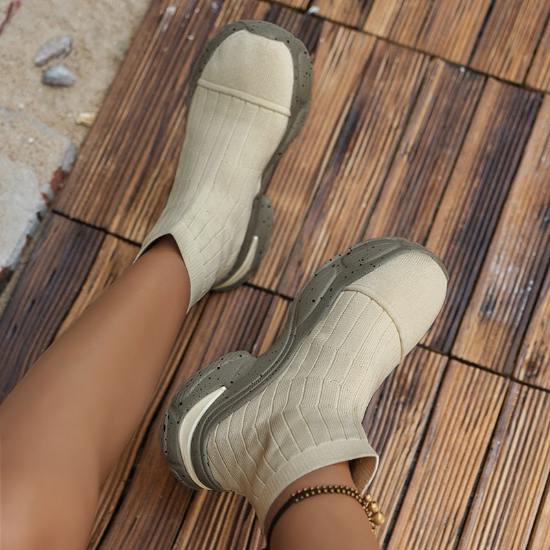 Beige Sockenschuhe Damen, rutschfeste Sohle, bequem, modisch, auf Holzterrasse.
