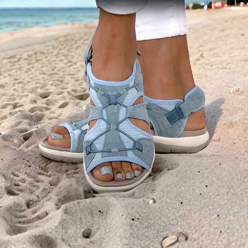 Blaue orthopädische Sandalen für Damen am Strand, komfortabel, ideal für Sommermode.