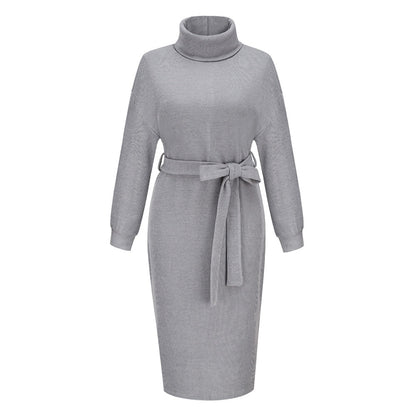 Graues Strickkleid mit Rollkragen und Gürtel, Damenmode, elegantes Winteroutfit.