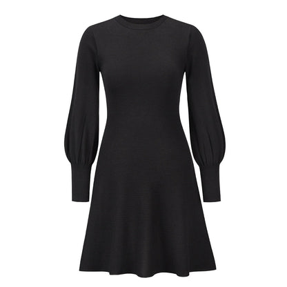 Schwarzes Strickkleid mit langen Puffärmeln, elegantes Design, Damenmode.