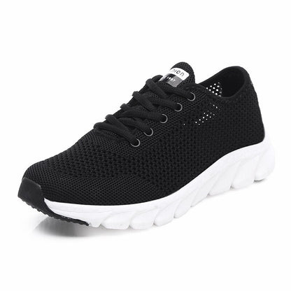 Schwarzer Sportschuh aus Mesh mit weißer Sohle, atmungsaktiv, ideal für Laufen und Fitness.