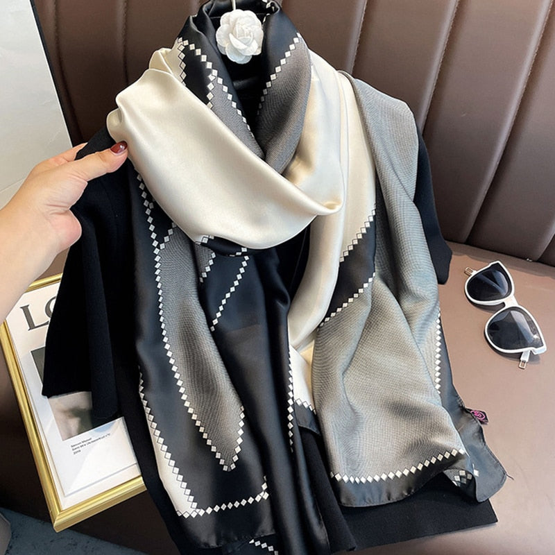 Schwarz-weißer Seidenschal mit geometrischem Muster, elegantes Accessoire für Damenmode.