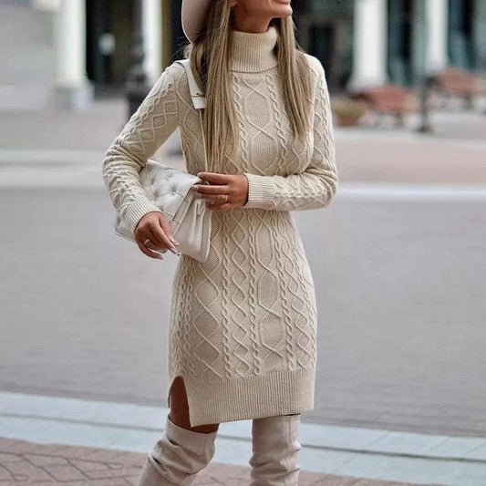 Frau in cremefarbenem Strickkleid mit Rollkragen, hält weiße Tasche, trägt Hut und Stiefel.