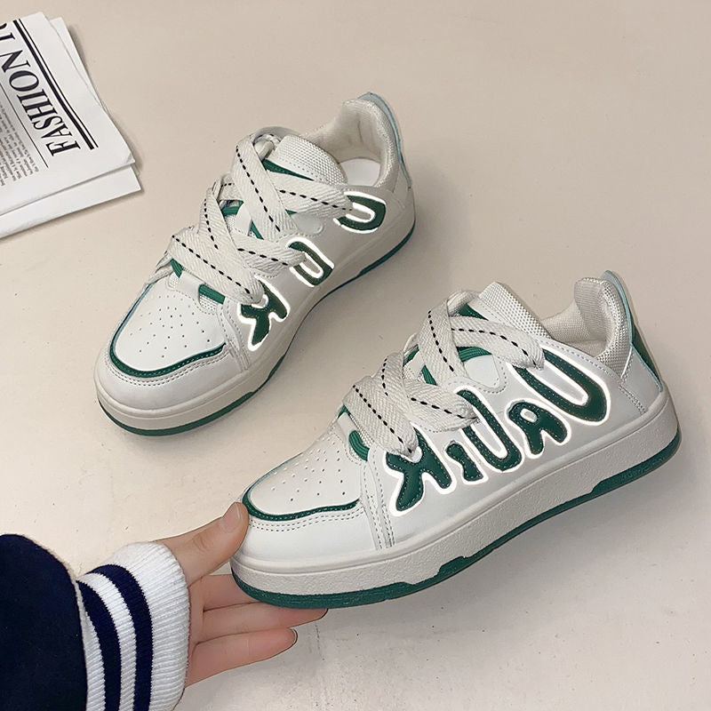 Weiße Sneaker mit grünen Akzenten, Schriftzug "URUK", modisches Design, Freizeitschuhe.