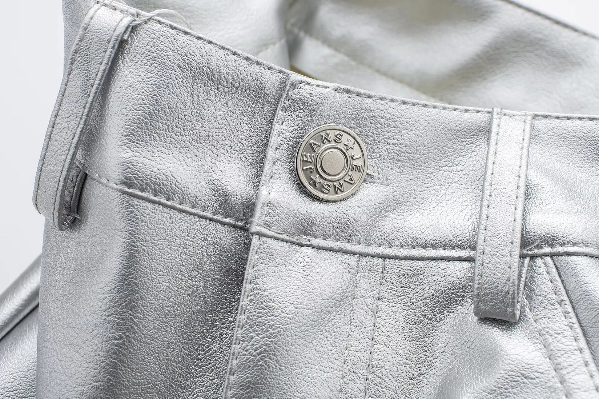 Silberne Lederhose mit Knopfdetail, modisch, hochwertig, glänzend, Damenbekleidung.
