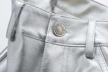 Silberne Lederhose mit Knopfdetail, modisch, hochwertig, glänzend, Damenbekleidung.