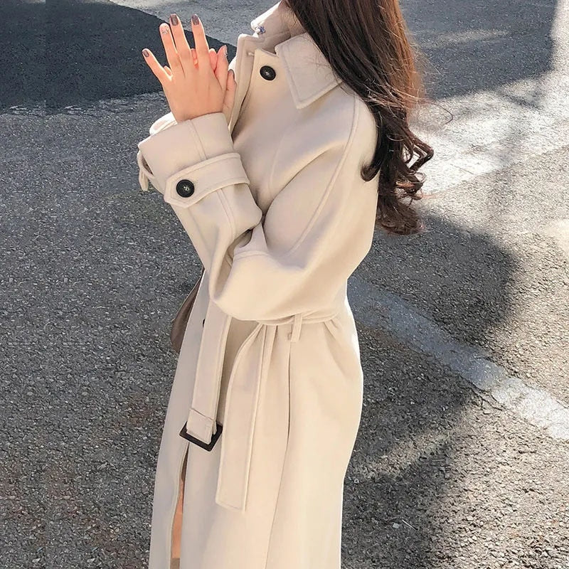 Frau im beigen Trenchcoat auf Straße, Herbstmode, eleganter Mantel, Damenbekleidung.