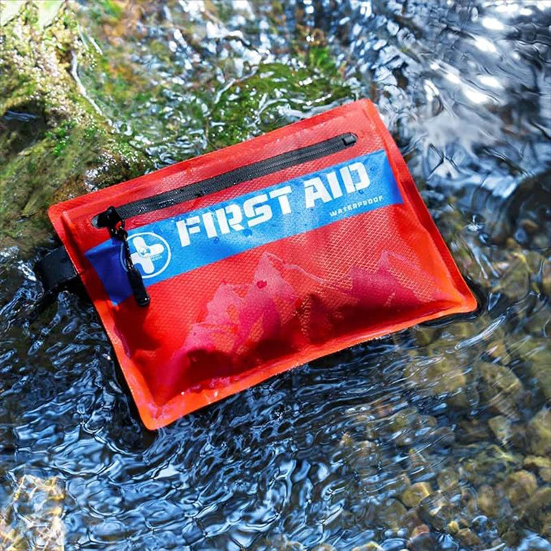Wasserdichte Erste-Hilfe-Tasche, rot, im Wasser, Outdoor-Notfallset, robustes Material.