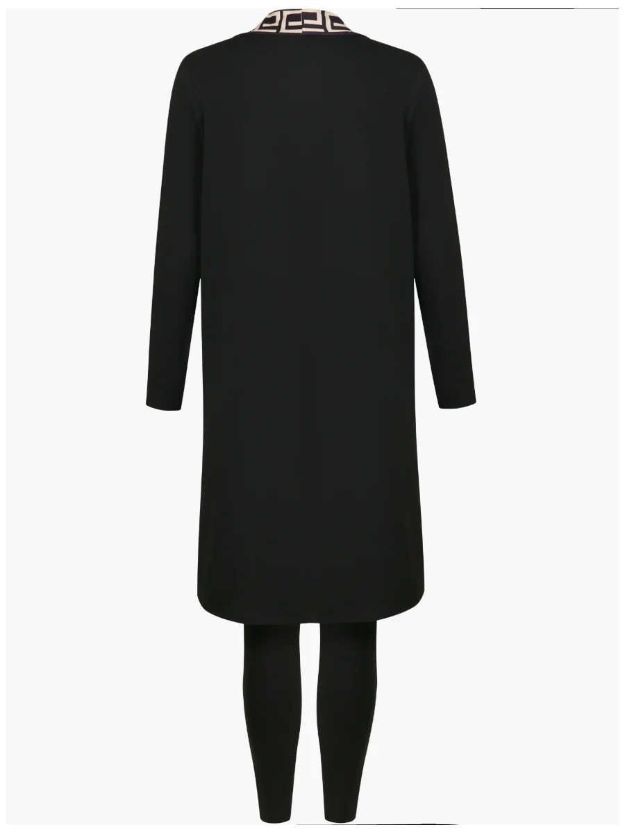 Schwarzes Damenkleid mit langen Ärmeln, geometrischem Kragenmuster, elegantes Design.
