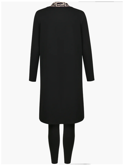 Schwarzes Damenkleid mit langen Ärmeln, geometrischem Kragenmuster, elegantes Design.