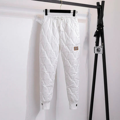 Weiße gesteppte Jogginghose, warm, elastischer Bund, Wintermode, Herrenbekleidung.