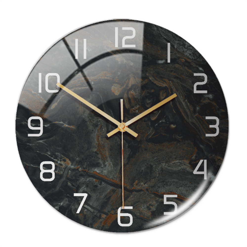 Schwarze Wanduhr mit Marmor-Design, goldenen Zeigern und weißen Ziffern, modernes Dekor.