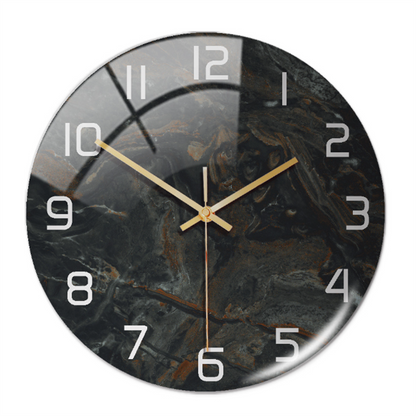 Schwarze Wanduhr mit Marmor-Design, goldenen Zeigern und weißen Ziffern, modernes Dekor.