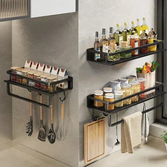 Schwarzes Küchenregal-Set mit Gewürzen, Ölen und Küchenutensilien, platzsparend, modern.