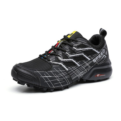 Schwarzer Trailrunning-Schuh, atmungsaktiv, rutschfest, mit Schnürsenkeln und robustem Design.