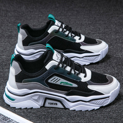 Schwarz-weiße Sportschuhe mit grünen Akzenten, atmungsaktives Mesh, rutschfeste Sohle.