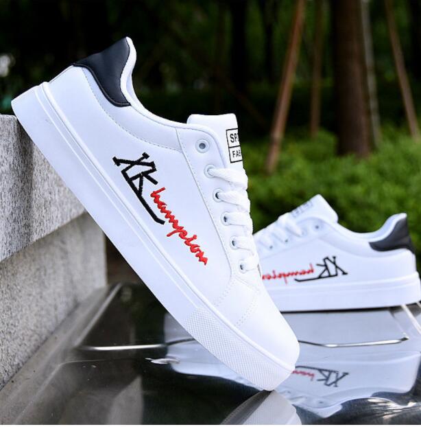 Weiße Sneaker mit schwarzem und rotem Logo, Herrenmode, Freizeitschuhe, Outdoor, bequem.