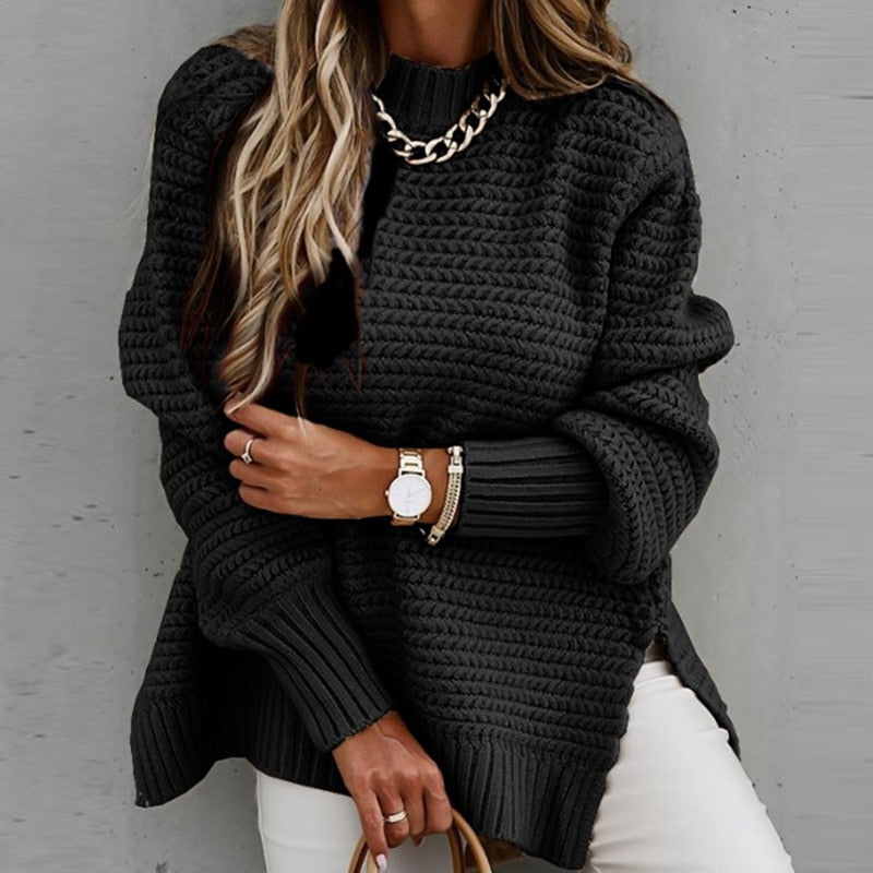 Frau in schwarzem Strickpullover, goldene Kette, Armbanduhr, modisch, Herbstmode.