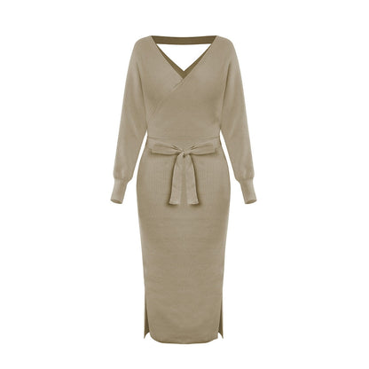 Beiges Strickkleid mit V-Ausschnitt, Langarm, Taillengürtel, knielang, Damenmode.