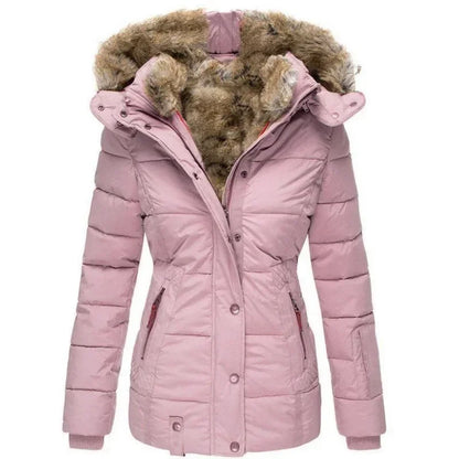 Ljusrosa vadderad parka framifrån med fuskpälsfodrad huva, hög krage, tryckknappar och fickor med dragkedja. 8