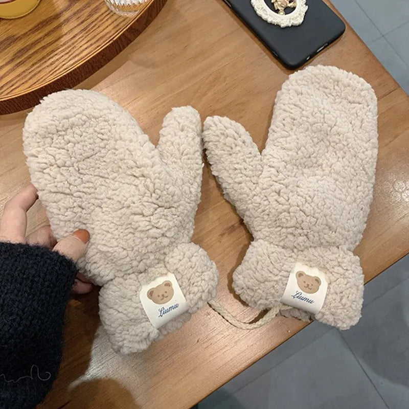 Beige Fäustlinge aus Plüsch mit Bärenmotiv, warm und kuschelig, ideal für den Winter.
