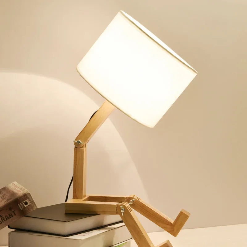 Holzlampenfigur mit weißem Lampenschirm, moderne Tischleuchte, skandinavisches Design.