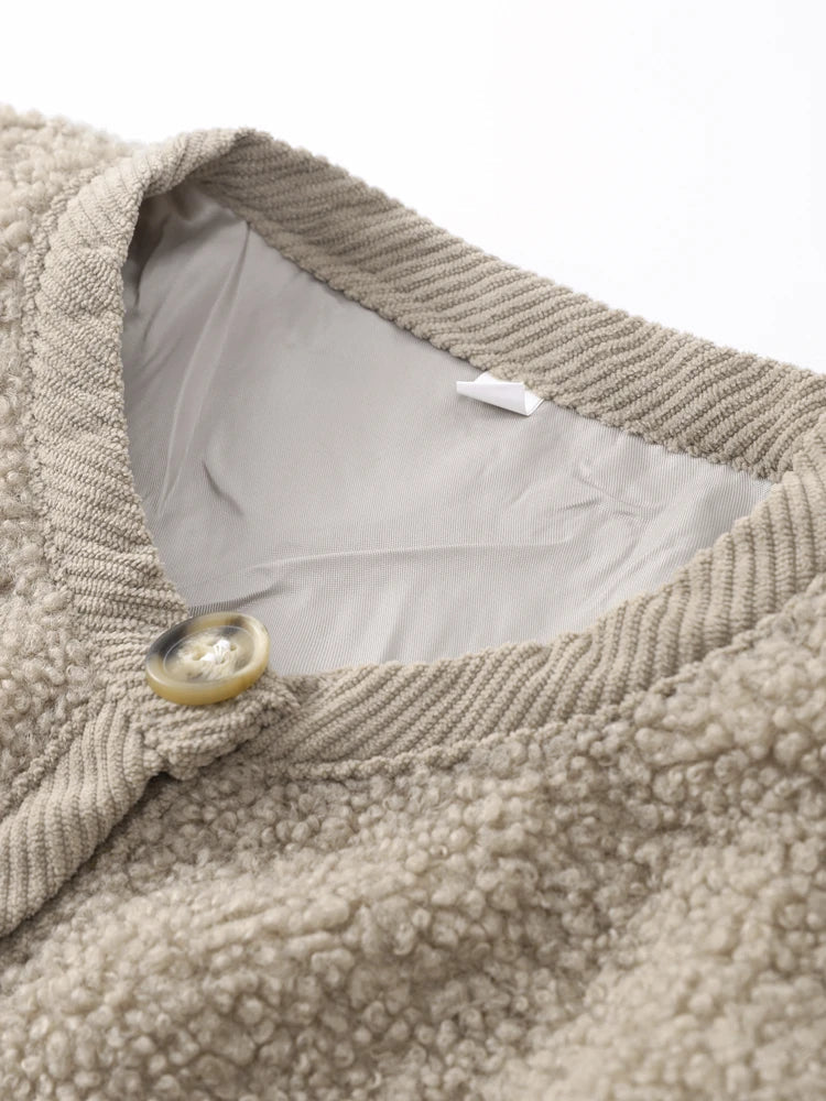 Beigefarbene Fleecejacke mit Knopfverschluss, weiches Material, modische Oberbekleidung.