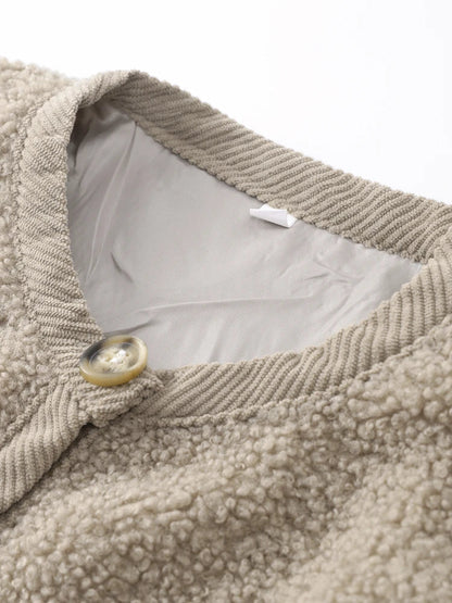 Beigefarbene Fleecejacke mit Knopfverschluss, weiches Material, modische Oberbekleidung.