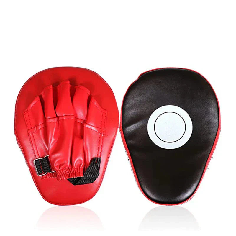 Rote und schwarze Boxhandschuhe aus Leder für Training und Fitness.
