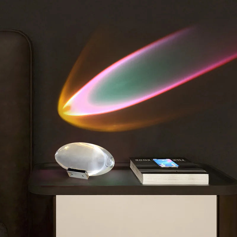 Projektorlampe mit Regenbogeneffekt auf Nachttisch, modernes Design, stimmungsvolle Beleuchtung.