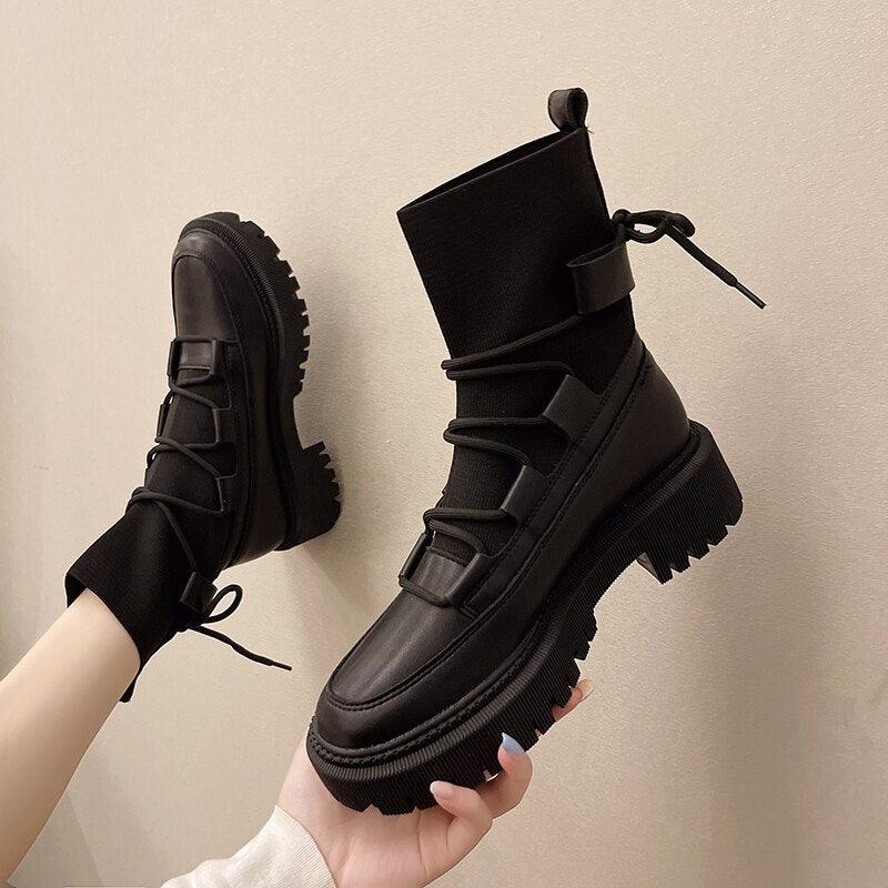 Schwarze Damenstiefel mit dicker Sohle, Schnürung, modisch, robust, Herbst-Winter-Schuhwerk.