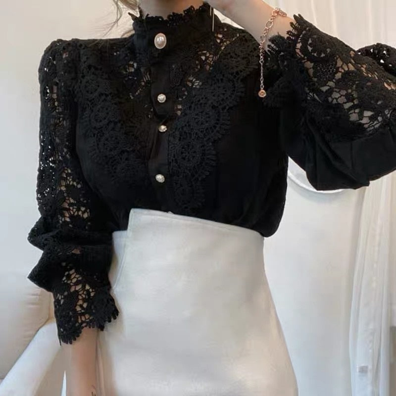 Schwarze Spitzenbluse mit Perlenknöpfen, elegantes Design, Damenmode, langärmlig.