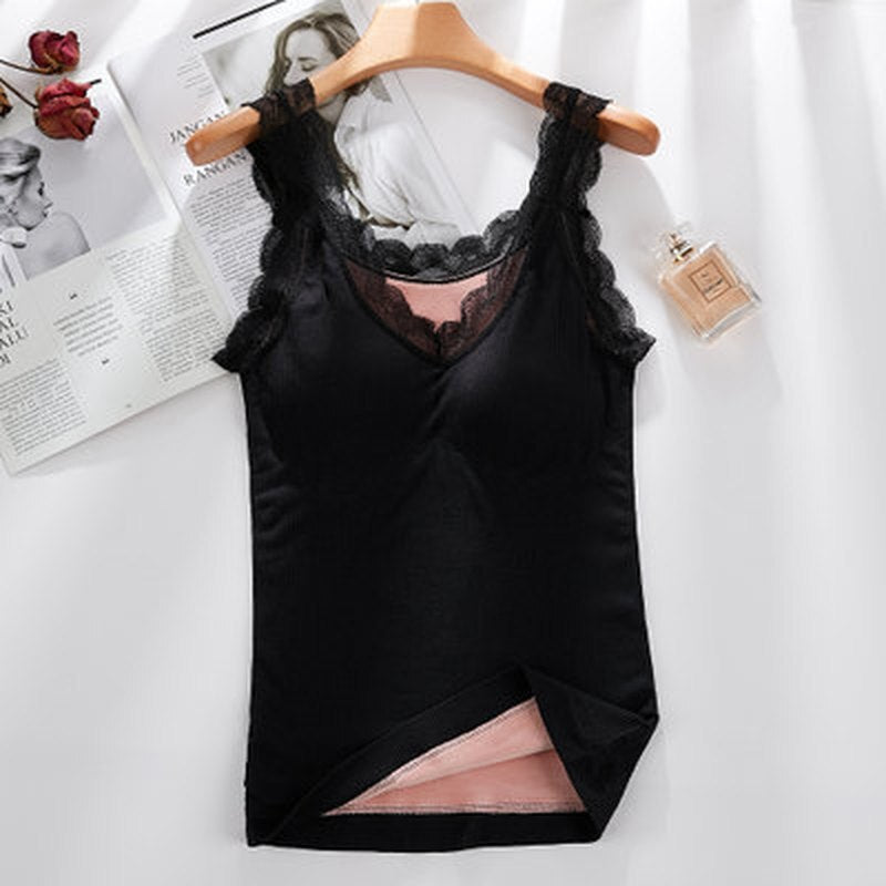 Schwarzes Damen-Spitzenunterhemd auf Kleiderbügel, elegantes Design, weiches Material.