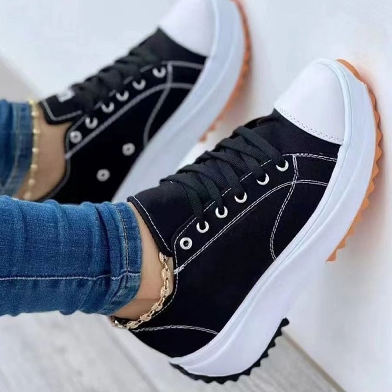 Schwarze Damen-Sneaker mit weißer Kappe, Plateau-Sohle, lässig, modisch, bequem.