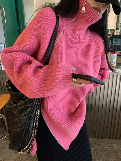 Frau in rosa Strickpullover mit Reißverschluss, schwarze Tasche, Smartphone, modisch, urban.