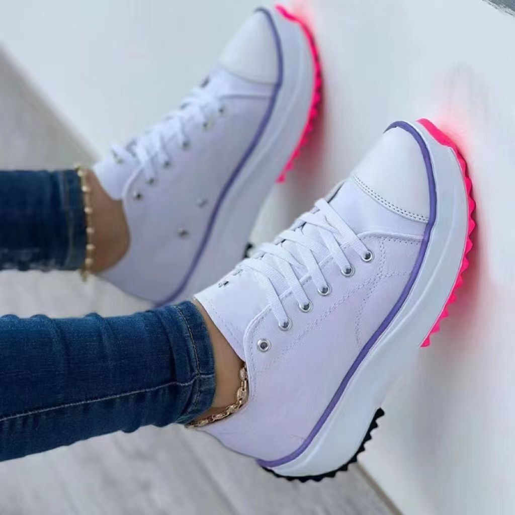 Weiße Sneaker mit pinker Sohle, Damenmode, Freizeitschuhe, trendige Turnschuhe, bequem.