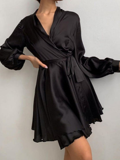 Schwarzes Seidenkleid mit langen Ärmeln, Wickeldesign, elegant, Damenmode.
