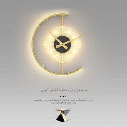 Goldene LED-Wanduhr mit Halbmond-Design, moderne Beleuchtung, dekorative Uhr.