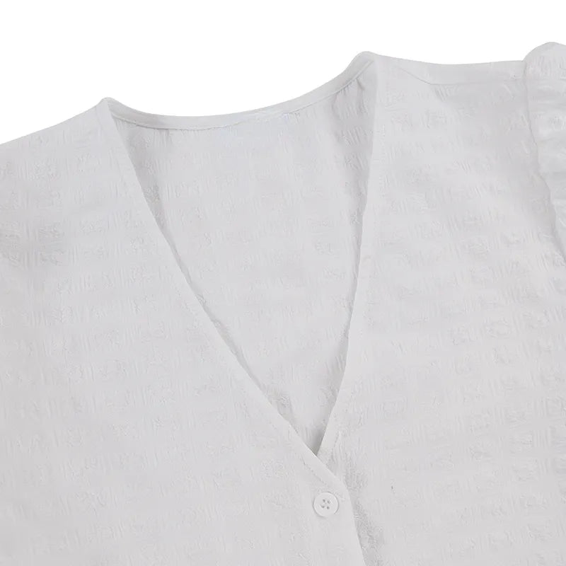 Weiße Damenbluse mit V-Ausschnitt, Knopfleiste, strukturiertem Stoff, elegant und modern.